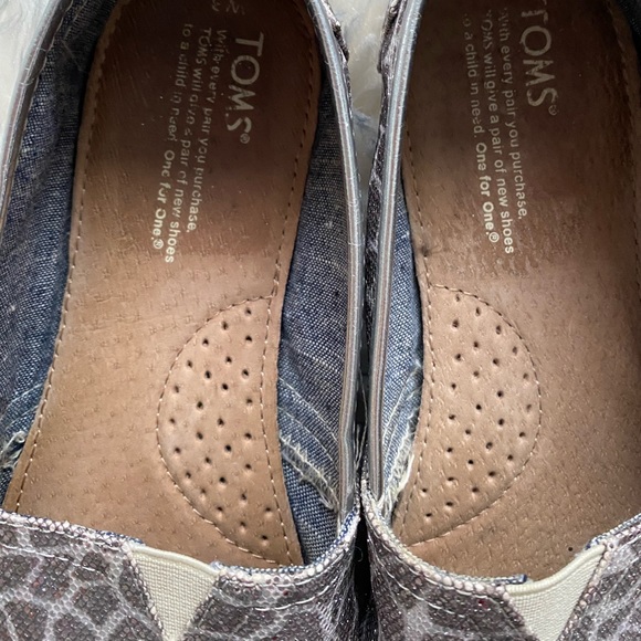 TOMS Giraffe Print Glitter size 8. In great condition - Picture 10 of 13